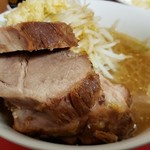 ラーメン二郎 - 今日は赤身豚5枚、悪くないですよ〜、こいつを味ネギ丼に並べ