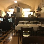 Trattoria Valentino - 店内はアンティカ・トラットリアの趣 整然としていて気持ちの良い空間でした