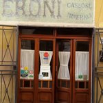 Trattoria Valentino - まだ開店前で電気が消えてましたがドアが開いていたので（笑）