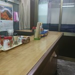 伊勢屋酒店 - 右カウンター。