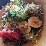 ココ 工房&カフェ - 山盛りのサラダがめちゃめちゃ美味しいって・・・。