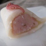 なかじ製菓 - カットしてみました　ほんのりピンク色