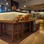 ブン カフェ×エ プロント - [内観] 店内 テーブル席からカウンター方面を見るｗ ①