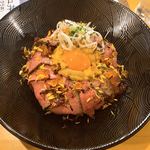 Ebishi Baru - 陸海マリアージュ丼(うに、いくら、ローストビーフ丼)1500円
                      肉大盛り+200円
                      ご飯大盛り無料