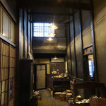 ◯間 - この火袋の右に茶房 左にカウンターの空間('19.4月中旬)