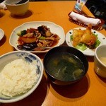 希須林 - 日替わりランチ　豚肉と野菜のオイスターソース炒め、揚げ海老ワンタン