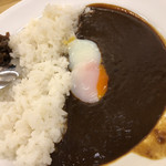 松屋 - 半熟卵を入れればマイルドな味わいに。