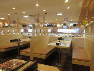 Muten Kurazushi - ファミリー向けの回転寿司とあって店内はテーブル席中心の造りになってました。