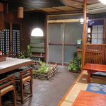 和食居酒屋　とくがわ - カウンター席と小上がり（1階）