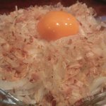 興 - 【春季限定】「新玉ねぎのサラダ」：サクッと噛めば、甘く瑞々しいアロマが弾けて、体が綺麗になるような、春の香り♪