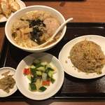 独一処餃子 葛西本店 - E.ワンタン、炒飯定食（750円）税別【令和元年10月25日撮影】