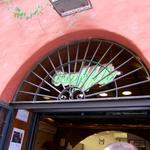 Suppli - 看板はわかりにくいですが店の前にたくさん人がいるのですぐにわかります