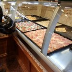 Suppli - こちらはローマ・ピッツァコーナー　大きいパレットで焼いて切り分けて売ります