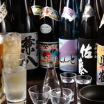 Burariyakizou - 種類豊富なドリンクは地元の銘柄の日本酒をはじめ、全国各地の美酒を厳選してご提供。15種類ほどご用意しておりますので、飲み比べもおすすめです。また、約10種類ある焼酎は、評価の高い銘柄から有名な物まで多彩なラインナップ。