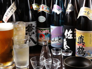 Burari yakizou - 種類豊富なドリンクは地元の銘柄の日本酒をはじめ、全国各地の美酒を厳選してご提供。15種類ほどご用意しておりますので、飲み比べもおすすめです。また、約10種類ある焼酎は、評価の高い銘柄から有名な物まで多彩なラインナップ。