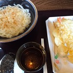 いりこぶ家 - かけうどん(小)150円ネギ抜き、えび天、いそべ天、半熟卵天、うずら串天(各95円)、おにぎり(しゃけ)80円