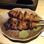 炭焼地鶏 まくら - 黒皮