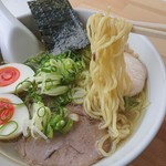 麺処 駒繋 - やや縮れの中太麺。
            加水率高めのプリプリ麺です！