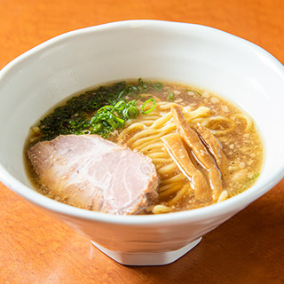 昭和63年創業当時から変わらず愛されてきた「醤油らーめん」