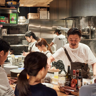 オープンキッチンならではのライブ感を楽しめます！