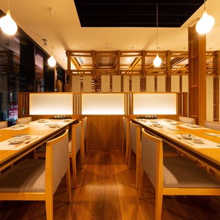 《テーブル4名様×4》上質で落ち着いた和モダンな空間
                                          