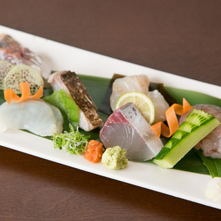 We offer sashimi made with fresh local wild fish that we procure with a discerning eye.