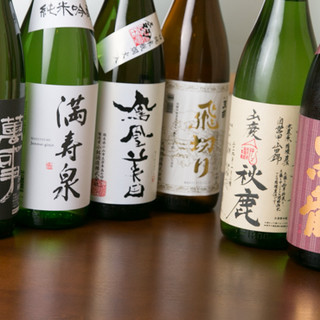A diverse lineup of alcoholic beverages that go well with fresh fish, from standard to seasonal sake.