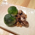 まごわやさしい - 春キャベツとイイダコの納豆煮