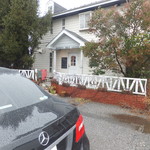 ハニーズ ネスト ロッジ - お店の前の駐車場から