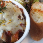 ハニーズ ネスト ロッジ - 自家製ラタトゥイユと半熟玉子のオーブン焼き