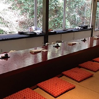 Fresh greenery in early summer and autumn leaves in autumn. A sunken kotatsu-style counter seat with a great view