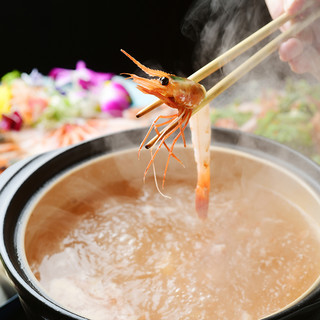 新鲜的红虾配上高汤的名产鲜虾涮涮锅♪
