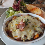 ハニーズ ネスト ロッジ - 自家製ラタトゥイユと半熟玉子のオーブン焼き