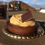 パティスリー アサカ - 塩キャラメルクリームがチョコタルトにのったケーキ