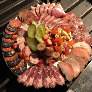 Assorted appetizers featuring additive-free homemade ham (the photo shows servings for 6 people)