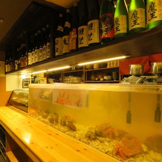 入口すぐそばにある水槽！
活蟹や活貝など鮮度管理をしっかりした魚介がたくさん！