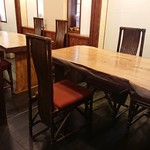 118712768 - 【店内の雰囲気】
                      テーブル席はこんな感じ。
                      カウンター席と個室もあります。