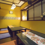食彩家 どん吉 - 一階の個室で4〜10名様までの人数の個室です。堀りコタツです。