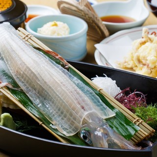 The live squid set meal is 3,480 yen and has an addictive sweetness and texture.