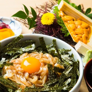 We have a wide range of rice bowl dishes such as Kawataro Ikaunidon, set meals and individual menus.