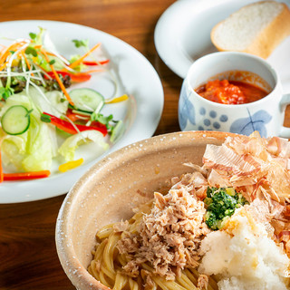 Enjoy the store's signature Japanese-style creative pasta at a great value! "Pasta set"