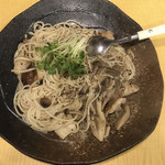 麺 すわまえ食堂 - あごんちょびを使ったたっぷり茸の五島うどん