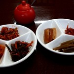 平和園 - 石焼ビビンバ(980円)　キムチ6種類