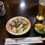 大黒家天麩羅 別館 - 生ビール・アジの酢の物。