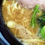 横浜らーめん寿三家 - 強めなバランスのスープ。