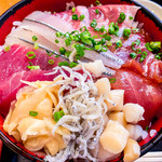 居酒屋 おか吉 - 日替り海鮮丼(大盛) アップ