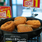 神戸ベル - 料理写真:2019.10 半熟卵入り黒カレーパン（300円）