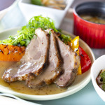 ビストロ・グリス・グリス - 県産豚と香味野菜のロースト　マスタードソース
