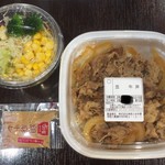 すき家 - 持ち帰りの牛丼の並とサラダ