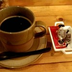 六文舎 喫茶部 - カレーに+200円のラオスのフェアトレード豆のホットコーヒー
